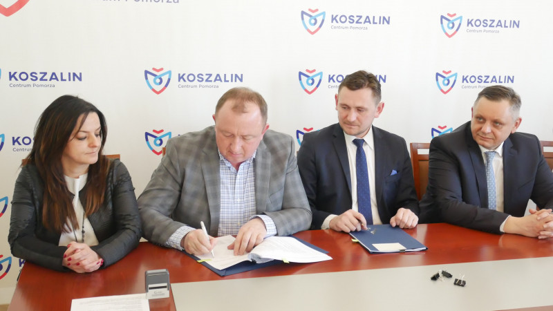 Tomasz Maksymiuk z Inter Metal podpisuje Umowę na dofinansowanie z ZIT KKBOF