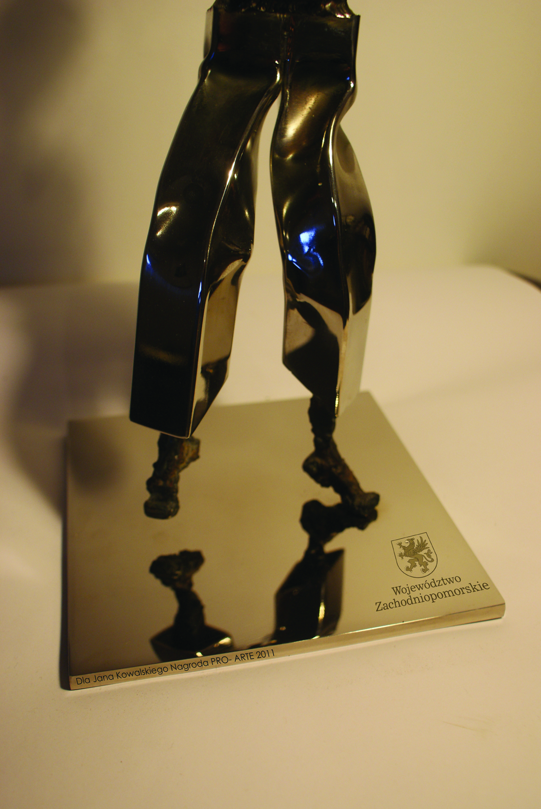 Zdjęcie  przedstawia statuetkę, która jest wręczana jako Nagroda Pro Arte Marszałka Województwa Zachodniopomorskiego