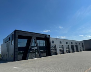 zdjęcie przedstawia budynki z logiem firmy ALBOR