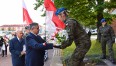 Na zdjęciu Prezydent Piotr Jedliński składający kwiaty przy pomniku 