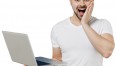Pan trzymający laptopa w ręku