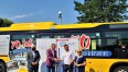 Przed autobusem MZK Andrzej Bacławski  - Prezes spółki MZK Koszalin podaje rękę Tomaszowi Sobieraj wicemarszałkowi województwa zachodniopomorskiego. Obok Prezesa Bacławskiego stoi Andrzej Kierzek wiceprezydent Miasta Koszalin natomiast obok wicemarszałka Tomasza Sobieraja stoi Aleksandra Ciesielska Członek Zarządu, Główny Księgowy 