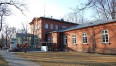 File:Instytut Teatralny im. Zbigniewa Raszewskiego i Główna Biblioteka Lekarska im. Stanisława Konopki w klimacie jesieni. Zdjęcie od frontu, czerwone cegły, wyblaknięta trawa.