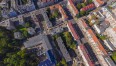 Za zdjęciu znajduje się centrum Koszalina w okolicach Ratusza z lotu ptaka. 