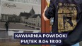 Zdjęcie przedstawia postać stojącą na tle muralu z wizytówką starego Koszalina