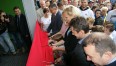 Prezydent Miasta przecina wstęgę podczas otwarcia Parku Wodnego Koszalin