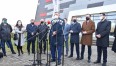 Na zdjęciu znajduje się Prezydent Miasta Piotr Jedliński oraz inni uczestnicy konferencji prasowej