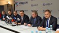 Zdjęcie z konferencji prasowej, a na nim znajduje się między innymi prezydent Miasta Piotr Jedliński, Zastępca Prezydenta Przemysław Krzyżanowski