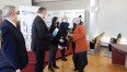 Na zdjęciu znajduje się Prezydent Miasta wręczający nagrody dla stypendystów