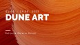 Grafika na tle czerwonych i pomarańczowych śladów pędzla przedstawia napis DUNE ART oraz termin wydarzenia.