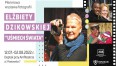 Grafika przedstawia Elżbietę Dzikowską z aparatem fotograficznym.
