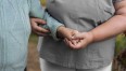 osoba prowadząca osobę niepełnosprawną pod rękę