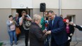 Prezydent Piotr Jedliński wręcza klucze do mieszkania