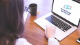 zdjęcie przedstawia osobę uczestniczącą w spotkaniu online