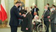 Barbara Bielińska - Jaroszyk przyjmuje odznaczenie od Prezydenta RP