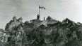 Polska flaga nad ruinami klasztoru w Monte Cassino
