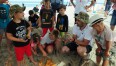 Zdjęcie przedstawia dzieci podczas "wykopalisk" na plaży