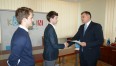 Prezydent Piotr Jedliński składa gratulacje muzykom