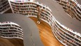 Zdjęcie przedstawia wnętrze biblioteki