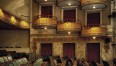 Zdjęcie przedstawia puste fotele znajdujące się w teatrze