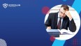 Na grafice znajduje się mężczyzna czytający książkę.