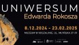 Na czarnym tle znajdują się białe i złote litery - tytuł wystawy oraz jej termin. Z lewej strony widoczny jest fragment rzeźby w kolorach czerni i surowego drewna.
