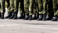 Na zdjęciu znajdują się stopy w wojskowym ubraniu oraz butach