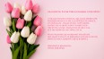Na zdjęciu tulipany na różowym tle z życzeniami
