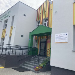 obrazek w kolorze ukazuje budynek - wejście  boczne do Przedszkola nr 13 w Koszalinie po termomodernizacji