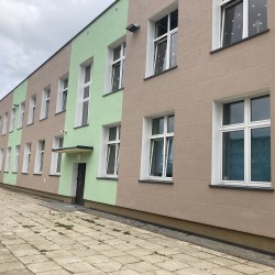 obrazek w kolorze ukazuje budynek  Przedszkola nr 15 w Koszalinie po termomodernizacji