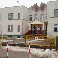 obrazek w kolorze ukazuje budynek Przedszkola nr 13 w Koszalinie przed termomodernizacją
