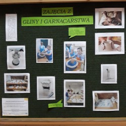obrazek w kolorze przedstawiający fragment tablicy edukacyjnej w sali szkolnej ze zdjęciami prac z garncarstwa