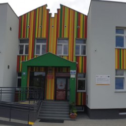obrazek w kolorze ukazuje budynek Przedszkola nr 13 w Koszalinie po termomodernizacji