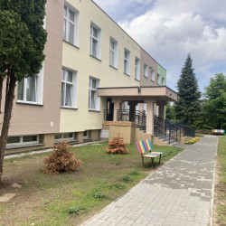 obrazek w kolorze ukazuje budynek Przedszkola nr 15 w Koszalinie po termomodernizacji