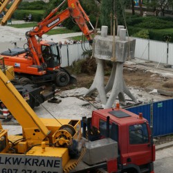 Momen wzniesienia pomnika "Byliśmy-Jesteśmy-Będziemy" przez dźwig