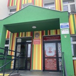 obrazek w kolorze ukazuje budynek - wejście główne do Przedszkola nr 13 w Koszalinie po termomodernizacji