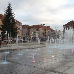 Pokaz fontan przy świetle dziennym na Rynku Staromiejskim