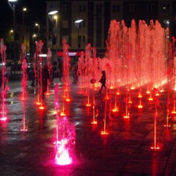 Nocny pokaz fontann na Rynku Staromiejskim