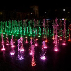 Nocny pokaz fontann na Rynku Staromiejskim