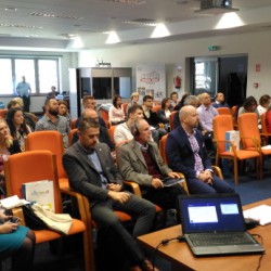 obrazek przedstawia siedzących w sali uczestników - Międzynarodowy warsztat projektu w Koszalinie w dn. 12-13.09.2017 r