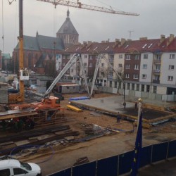 Rynek Staromiejski w trakcie prac budowlanych