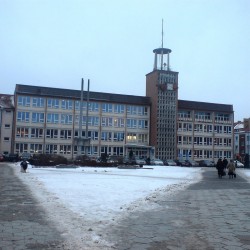 Ośnieżony fragment placu na Rynku Staromiejski przed budynkiem Ratusza