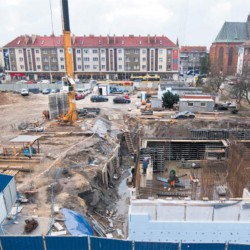 Rynek Staromiejski w trakcie prac budowlanych widziany z wysokości budynku Ratusza 