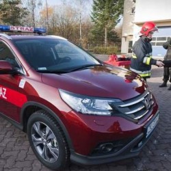 Czerwony samochód operacyjny straży pożarnej z wyposażeniem do analizy rozpoznania zagrożeń zakupiony w ramach projektu