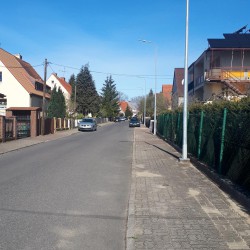 obrazek w kolorze przedstawiający oświetlenie uliczne przy ulicy Boya Żeleńskiego w Koszalinie