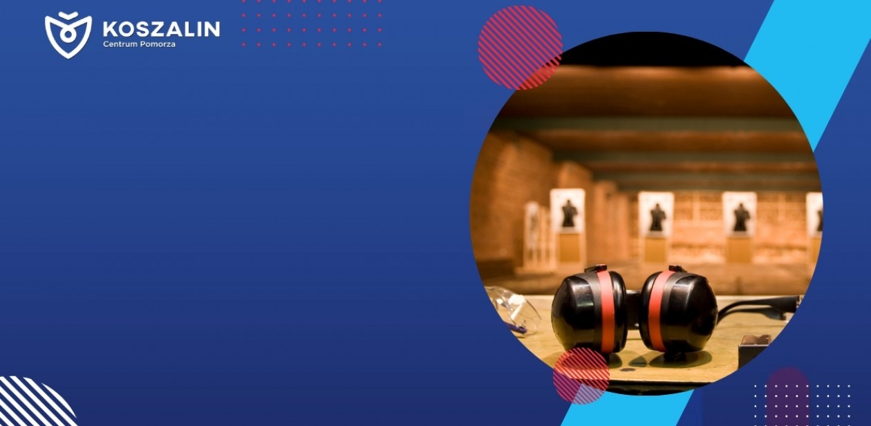 Na grafice znajdują się cele oraz słuchawki wygłuszające na strzelnicy.