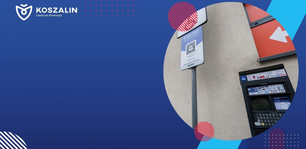 Na grafice znajduje się znak z kodem QR i parkomat
