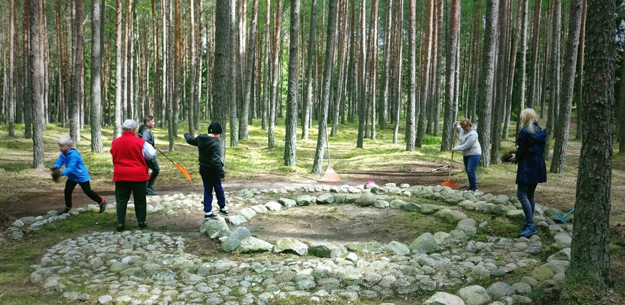 Sprzątanie kamiennych kręgów w Grzybnicy