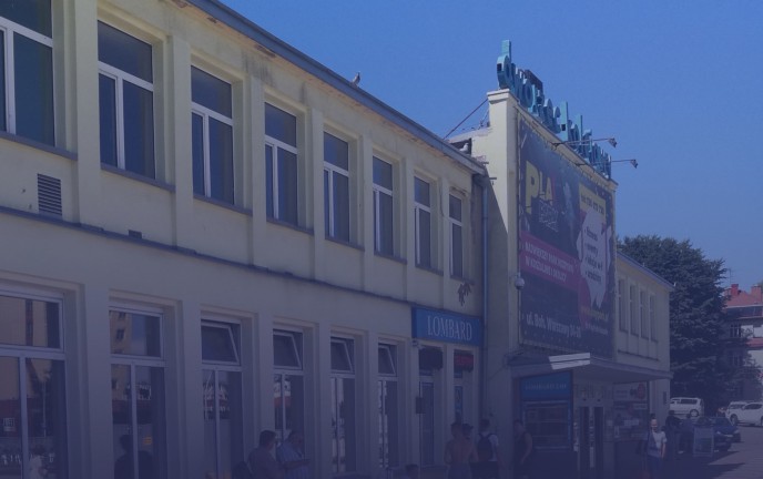 Na grafice widoczny jest budynek Dworca PKP w Koszalinie