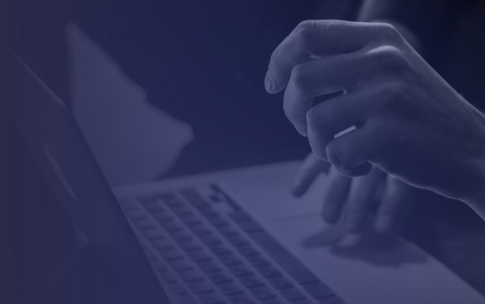 Na zdjęciu laptop i ręka. Napis "Przyjazny Urząd"